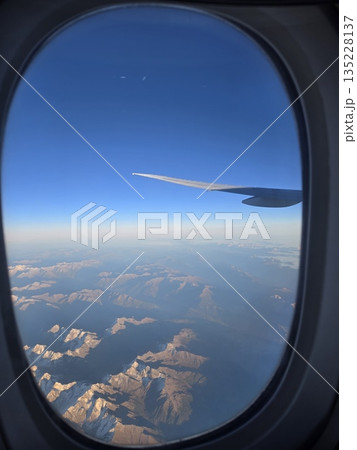 海外旅行　空港　飛行機　景色 135228137
