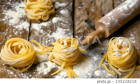打ち粉と生パスタのクローズアップ 135228218