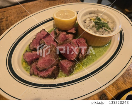 牛肉レアステーキ 牛肉レアステーキ 135228248