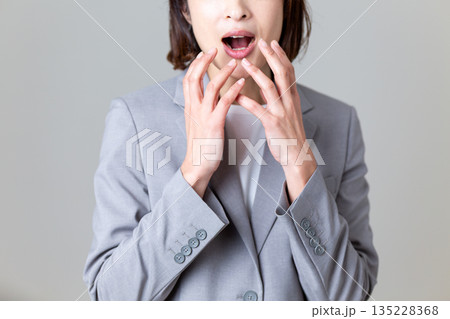 驚くミドル女性ビジネスウーマン 驚くミドル女性ビジネスウーマン 135228368