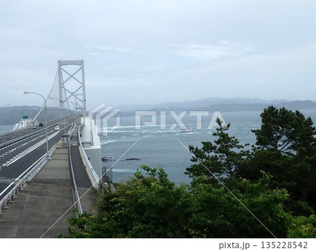 兵庫県南あわじ市と徳島県鳴門市鳴門町間の鳴門海峡を結んでいる吊橋で遊歩道と渦潮展望室がある大鳴門橋 135228542