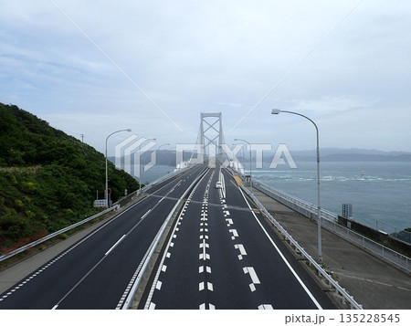 兵庫県南あわじ市と徳島県鳴門市鳴門町間の鳴門海峡を結んでいる吊橋で遊歩道と渦潮展望室がある大鳴門橋 兵庫県南あわじ市と徳島県鳴門市鳴門町間の鳴門海峡を結んでいる吊橋で遊歩道と渦潮展望室がある大鳴門橋 135228545