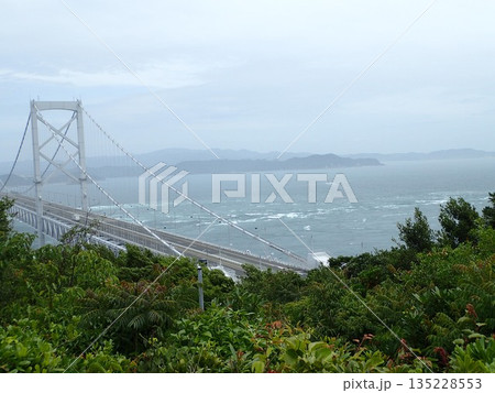 兵庫県南あわじ市と徳島県鳴門市鳴門町間の鳴門海峡を結んでいる吊橋で遊歩道と渦潮展望室がある大鳴門橋 兵庫県南あわじ市と徳島県鳴門市鳴門町間の鳴門海峡を結んでいる吊橋で遊歩道と渦潮展望室がある大鳴門橋 135228553