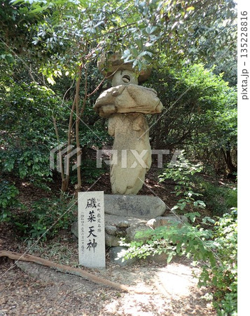 香川県三豊市仁尾町の仁尾マリーナや仁尾港近くにある磯菜島だった天神山の上にある神社である磯菜天神 香川県三豊市仁尾町の仁尾マリーナや仁尾港近くにある磯菜島だった天神山の上にある神社である磯菜天神 135228816