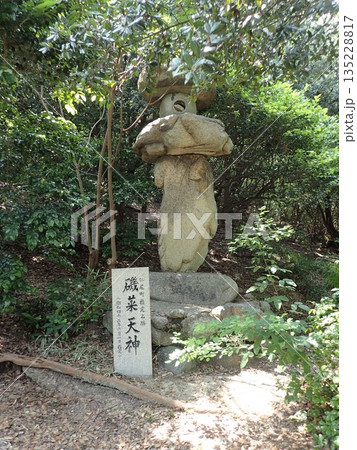 香川県三豊市仁尾町の仁尾マリーナや仁尾港近くにある磯菜島だった天神山の上にある神社である磯菜天神 135228817