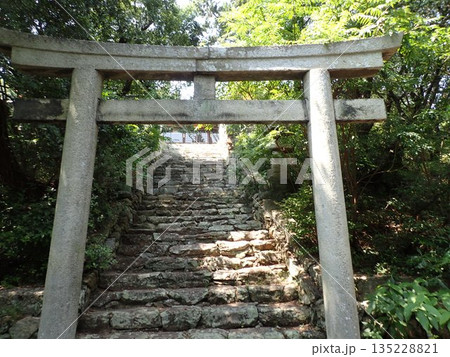 香川県三豊市仁尾町の仁尾マリーナや仁尾港近くにある磯菜島だった天神山の上にある神社である磯菜天神 香川県三豊市仁尾町の仁尾マリーナや仁尾港近くにある磯菜島だった天神山の上にある神社である磯菜天神 135228821