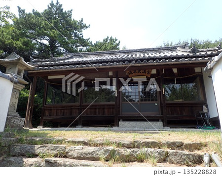 香川県三豊市仁尾町の仁尾マリーナや仁尾港近くにある磯菜島だった天神山の上にある神社である磯菜天神 135228828