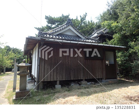 香川県三豊市仁尾町の仁尾マリーナや仁尾港近くにある磯菜島だった天神山の上にある神社である磯菜天神 135228831