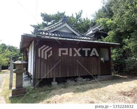 香川県三豊市仁尾町の仁尾マリーナや仁尾港近くにある磯菜島だった天神山の上にある神社である磯菜天神 135228832