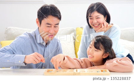 家族でテーブルゲーム 脳トレ 会話 イメージ 135228837