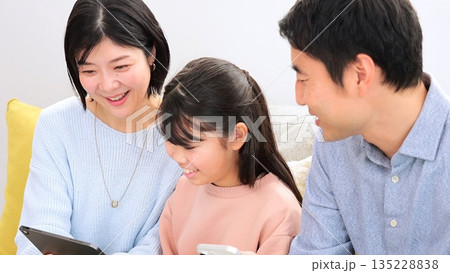 家族でテーブルゲーム 脳トレ 会話 イメージ 家族でテーブルゲーム 脳トレ 会話 イメージ 135228838