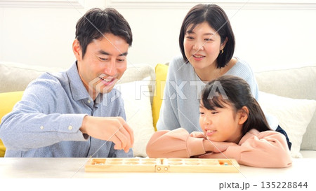 家族でテーブルゲーム 脳トレ 会話 イメージ 135228844