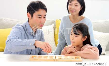 家族でテーブルゲーム 脳トレ 会話 イメージ 家族でテーブルゲーム 脳トレ 会話 イメージ 135228847