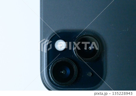 スマートフォンの背面カメラとフラッシュの接写 スマートフォンの背面カメラとフラッシュの接写 135228943