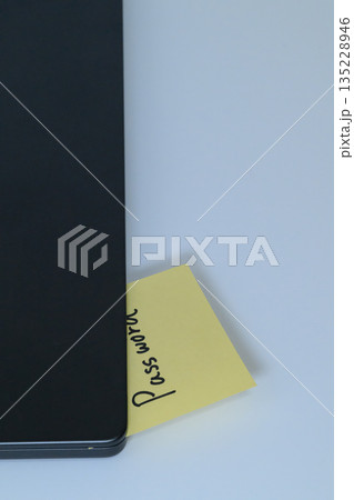 ノートパソコンに挟まれたパスワードの付箋 135228946
