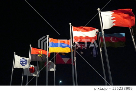 2025 大阪・関西万博　ゲート前万国旗 135228999