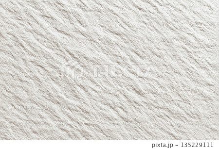 やさしい色合いの白い紙テクスチャ背景シンプル素材 135229111