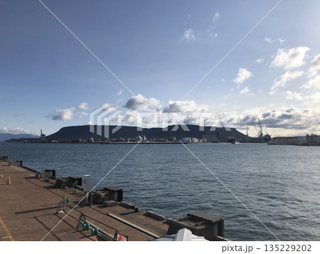 香川県高松市北東部に位置し、水平な硬岩層に覆われたテーブル状の高地で大きな屋根のように見える屋島 135229202