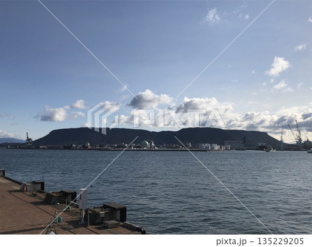 香川県高松市北東部に位置し、水平な硬岩層に覆われたテーブル状の高地で大きな屋根のように見える屋島 香川県高松市北東部に位置し、水平な硬岩層に覆われたテーブル状の高地で大きな屋根のように見える屋島 135229205