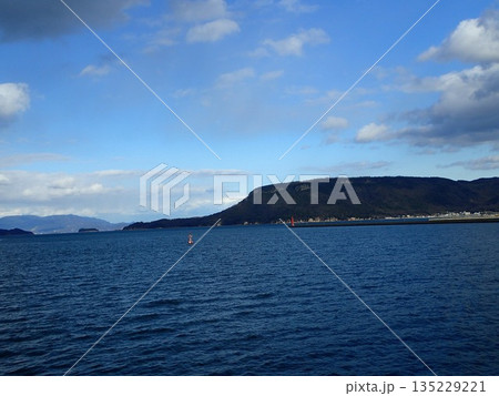 香川県高松市北東部に位置し、水平な硬岩層に覆われたテーブル状の高地で大きな屋根のように見える屋島 135229221