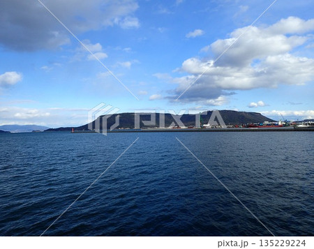 香川県高松市北東部に位置し、水平な硬岩層に覆われたテーブル状の高地で大きな屋根のように見える屋島 135229224