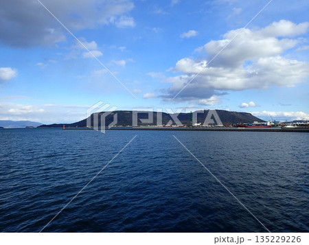 香川県高松市北東部に位置し、水平な硬岩層に覆われたテーブル状の高地で大きな屋根のように見える屋島 135229226