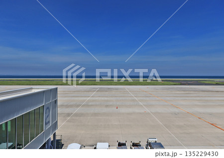 福岡県の海上空港北九州空港滑走路F2訓練 135229430