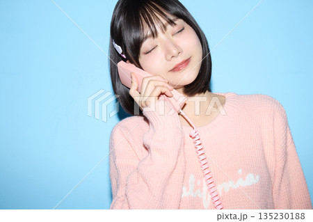 ブルー背景でかわいいポーズをする若いアジアの女性ポートレート ブルー背景でかわいいポーズをする若いアジアの女性ポートレート 135230188
