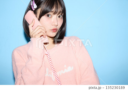 ブルー背景でかわいいポーズをする若いアジアの女性ポートレート ブルー背景でかわいいポーズをする若いアジアの女性ポートレート 135230189