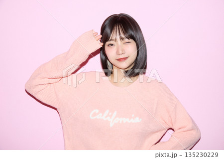 ピンク背景でかわいいポーズをする若いアジアの女性ポートレート ピンク背景でかわいいポーズをする若いアジアの女性ポートレート 135230229