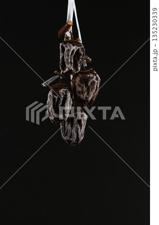 冬の風物詩、吊るし柿 135230339