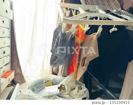 取り込んだ女性の洗濯物とゴミ箱 135230415