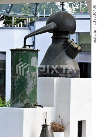 ブルガリア、バラの谷、カザンラク、バラ博物館、バラ香油蒸留装 135230430