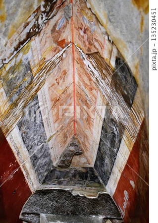 ブルガリア、バラの谷、カザンラク、トラキア人の墳墓(レプリカ)、羨道、天井フレスコ画 ブルガリア、バラの谷、カザンラク、トラキア人の墳墓(レプリカ)、羨道、天井フレスコ画 135230451