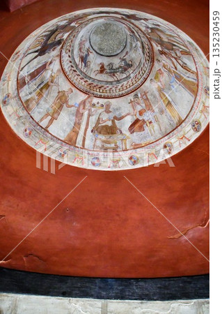 ブルガリア、バラの谷、カザンラク、トラキア人の墳墓（レプリカ）、玄室天井フレスコ画 135230459