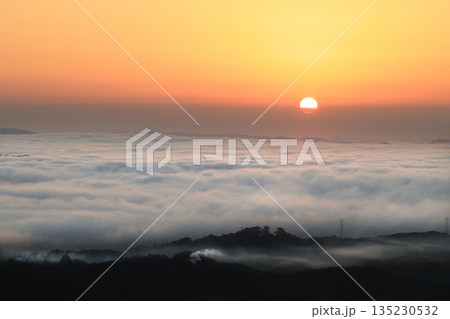 朝焼けと日の出と雲海4351 135230532