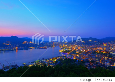 鍋冠山展望台から望むマジックアワーの空を背景にした長崎港と長崎市街の夜景　Ver1 135230833