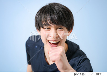 水色背景でスクラブを着た若い男性看護師や医師、スタートで走るポーズで笑顔就職や転職 水色背景でスクラブを着た若い男性看護師や医師、スタートで走るポーズで笑顔就職や転職 135230936