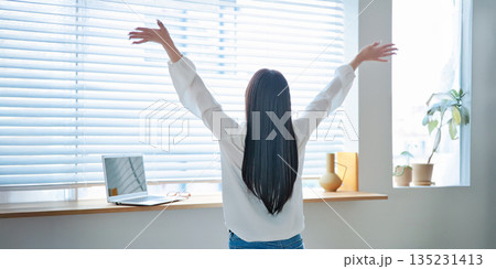 ノートパソコンを操作する20代の女性 135231413