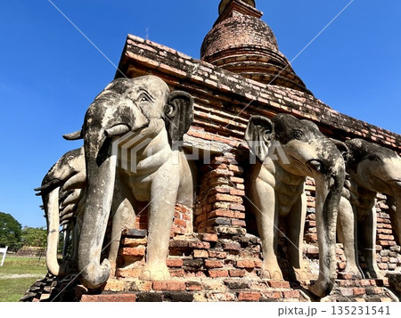 真っ青な空に聳え立つ赤いワットソラサック 135231541