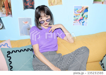自宅で趣味と自分の時間を楽しむアジアの若い女性のポートレート 自宅で趣味と自分の時間を楽しむアジアの若い女性のポートレート 135231593