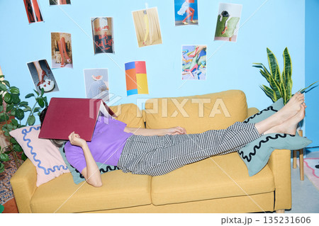 自宅で趣味と自分の時間を楽しむアジアの若い女性のポートレート 135231606