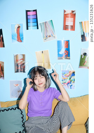 自宅で趣味と自分の時間を楽しむアジアの若い女性のポートレート 自宅で趣味と自分の時間を楽しむアジアの若い女性のポートレート 135231626