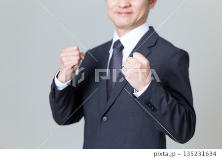 ガッツポーズをするスーツ姿のミドル男性ビジネスマン 135231634