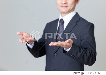 お勧めのポーズをするスーツ姿のミドル男性ビジネスマン お勧めのポーズをするスーツ姿のミドル男性ビジネスマン 135231635