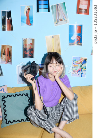 自宅で趣味と自分の時間を楽しむアジアの若い女性のポートレート 自宅で趣味と自分の時間を楽しむアジアの若い女性のポートレート 135231663