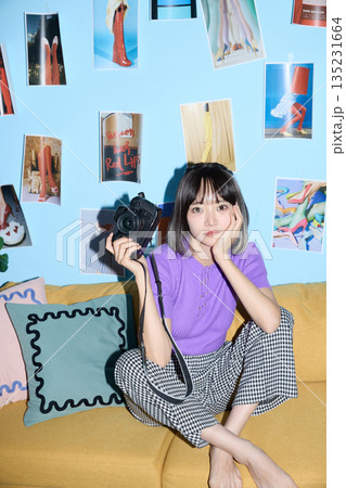 自宅で趣味と自分の時間を楽しむアジアの若い女性のポートレート 自宅で趣味と自分の時間を楽しむアジアの若い女性のポートレート 135231664