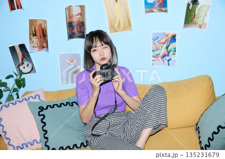 自宅で趣味と自分の時間を楽しむアジアの若い女性のポートレート 135231679