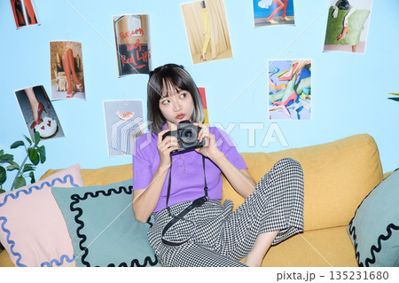 自宅で趣味と自分の時間を楽しむアジアの若い女性のポートレート 135231680