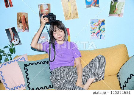 自宅で趣味と自分の時間を楽しむアジアの若い女性のポートレート 自宅で趣味と自分の時間を楽しむアジアの若い女性のポートレート 135231681